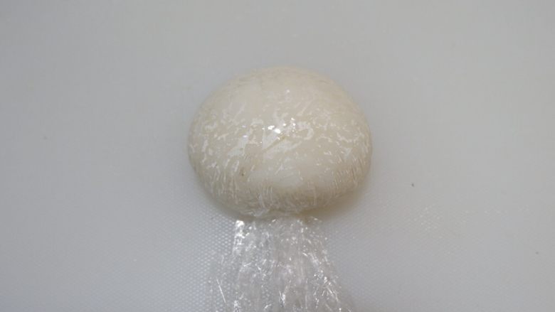 卡通睡帽小熊便当「13」,捏成椭圆鸡蛋形状,做小熊的脸部。依次做好两个备用。