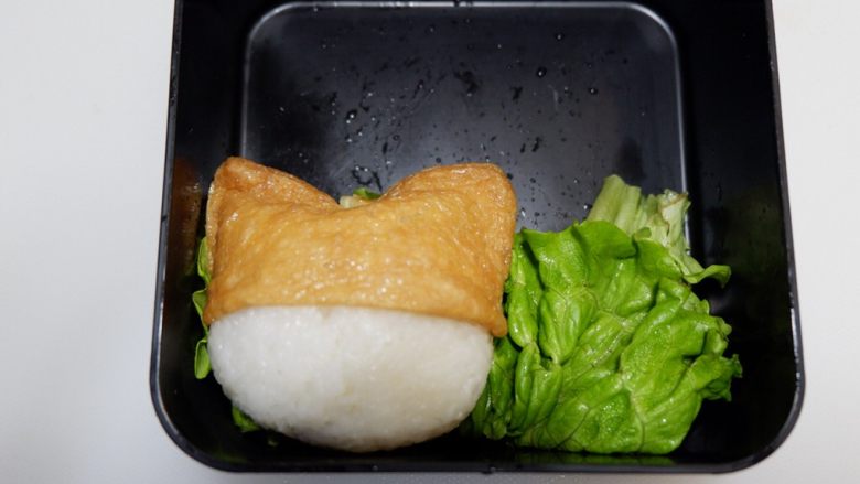 卡通睡帽小熊便当「13」,将做好的睡帽小熊摆好调整好位置,按照一样的步骤把另外一至小熊也做好。
