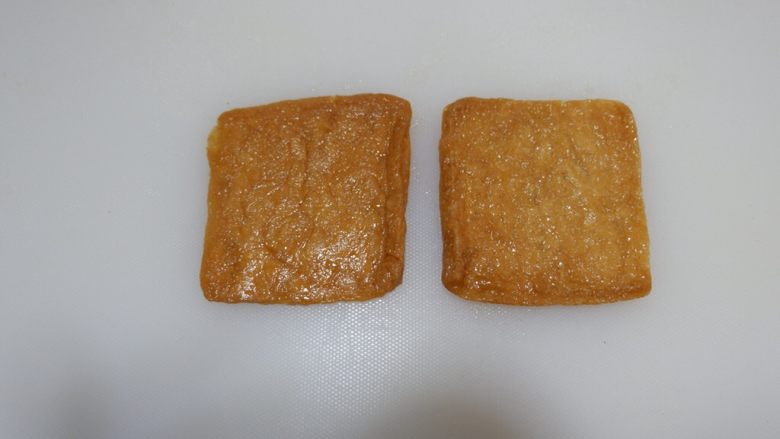 卡通睡帽小熊便当「13」,日式豆腐包两个,取出备用