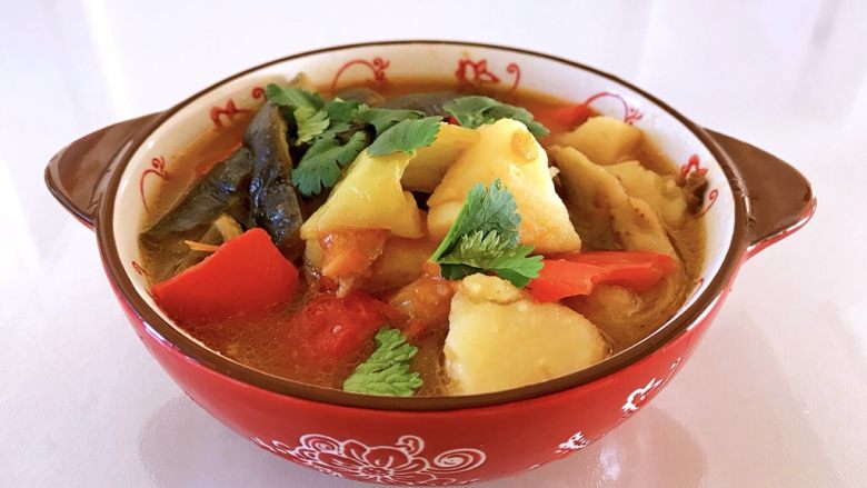青红椒土豆茄子煲,这么一碗下饭的菜就做好了,配一碗米饭真是香呀。