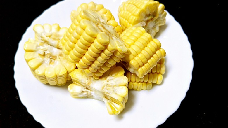 板栗土鸡汤,玉米洗干净切块,