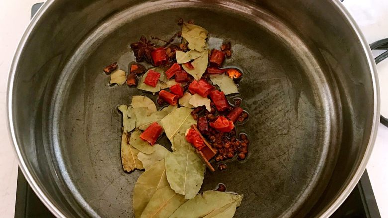 牙签豆卷,锅里加入大豆色拉油烧热后放入所有辅料,煸出香味