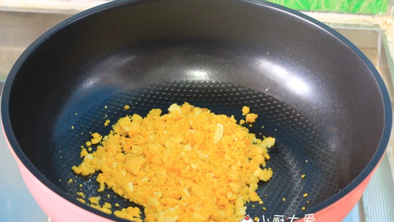 吉祥如意金沙南瓜,烧热锅,锅中放入少许油, 下入咸蛋黄末翻炒