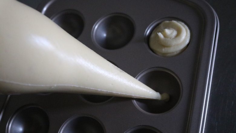 棒棒糖蛋糕,挤入模具;