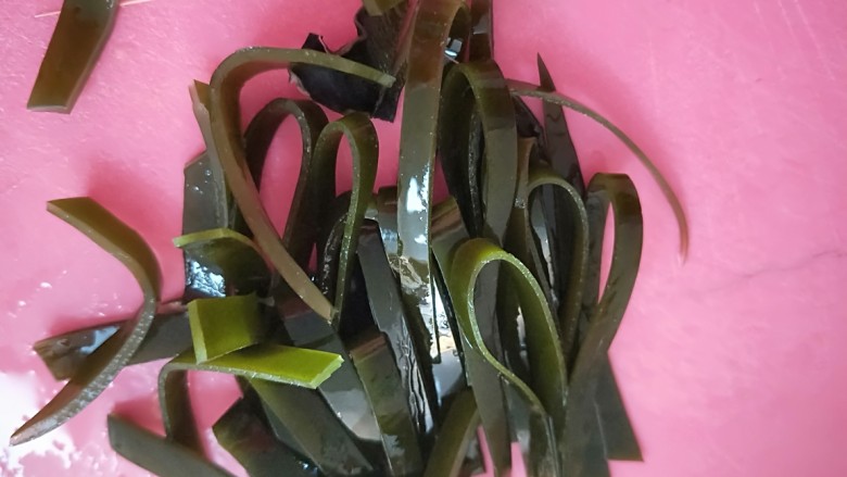 日式海鲜筒骨汤,海带洗干净切丝，不用太细。