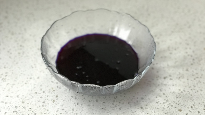 面包机版星空面包,去花取液体,尽量控干花朵,过筛备用。