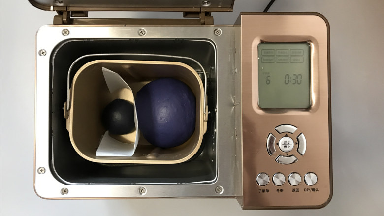 面包机版星空面包,放入面包机内进行发酵,时间为30分钟左右。