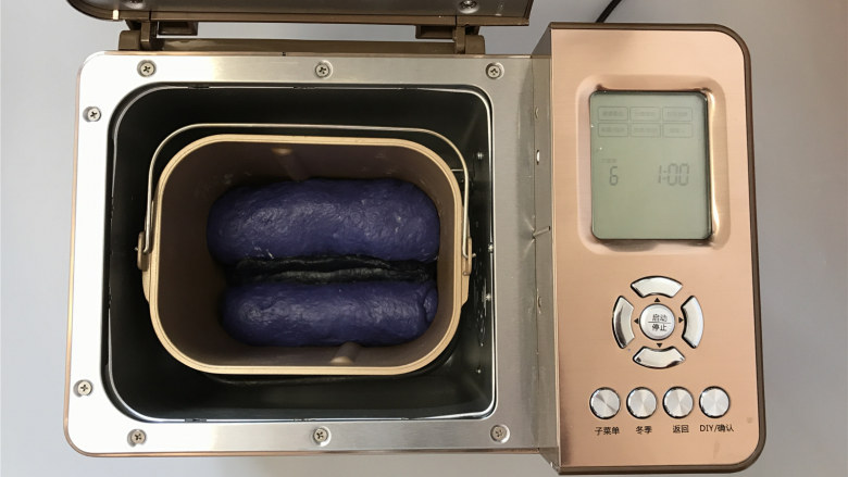 面包机版星空面包,将三个面卷依次放入面包桶内,设置发酵60分钟。