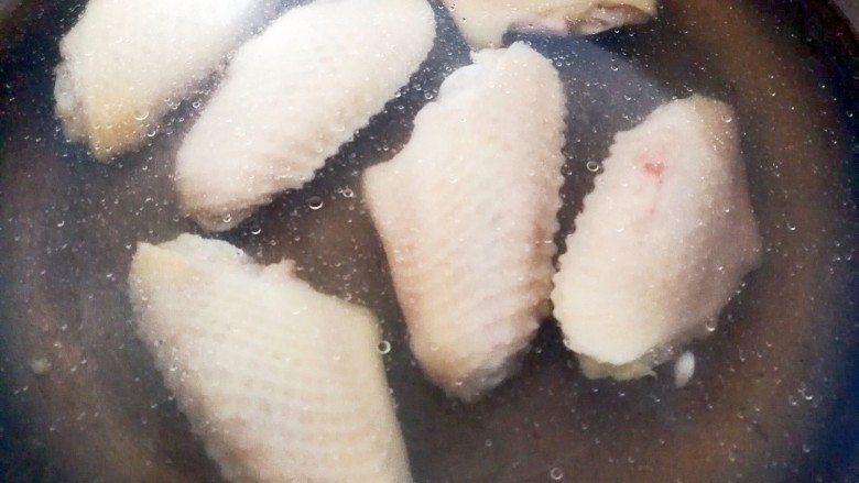 苹果的别样吃法~苹果鸡翅,锅里烧锅开水,把鸡翅放里面,掉一下水