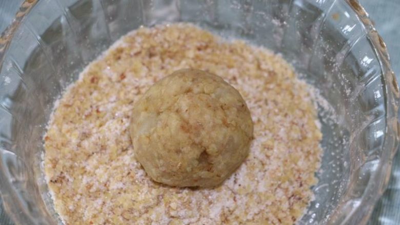 减脂小麦胚芽土豆球,180度预热烤箱
取20g滚圆,然后表面滚上混合好的多小麦胚芽和砂糖