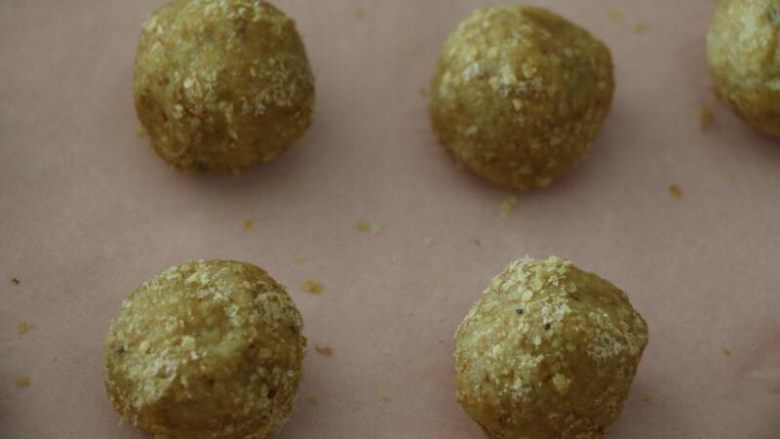 减脂小麦胚芽土豆球,有间隔地排放到烤盘上
180度烤10分钟,烤至表面变金黄即可