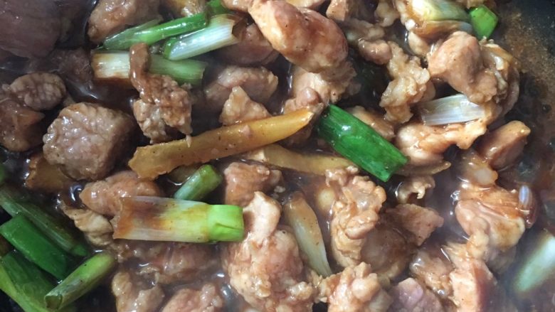 蒜苔炒肉,加入适量清水