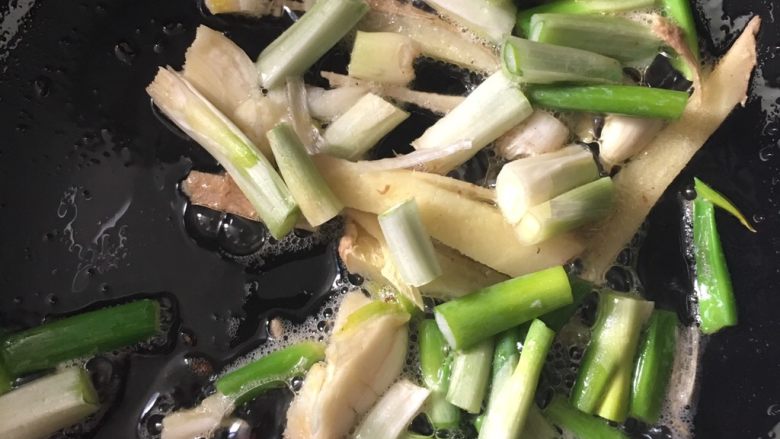 蒜苔炒肉,热锅热油，倒入准备好的葱姜蒜