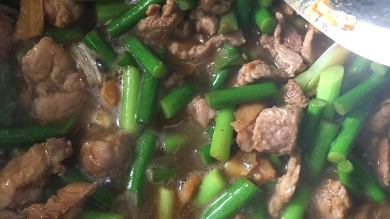 蒜苔炒肉,中火翻炒