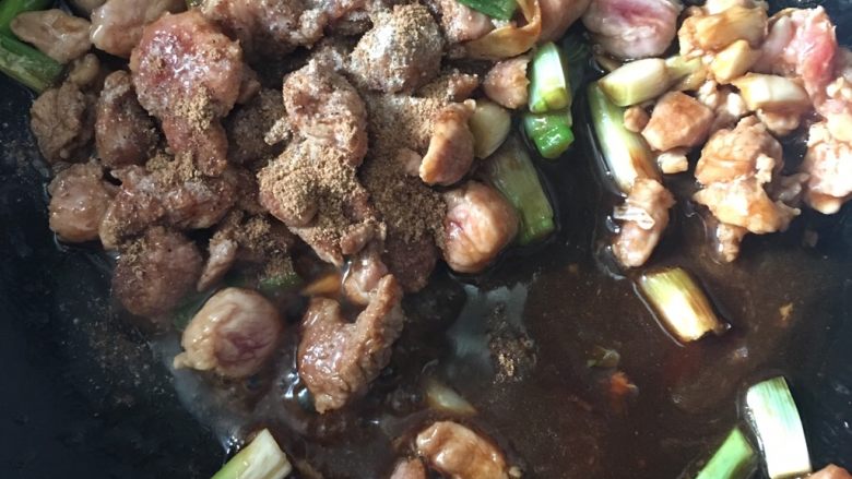 蒜苔炒肉,改小火，加入<a style='color:red;display:inline-block;' href='/shicai/ 788'>生抽</a>、<a style='color:red;display:inline-block;' href='/shicai/ 721'>蚝油</a>、盐，<a style='color:red;display:inline-block;' href='/shicai/ 829'>十三香</a>，<a style='color:red;display:inline-block;' href='/shicai/ 134292'>白胡椒</a>，中火翻炒