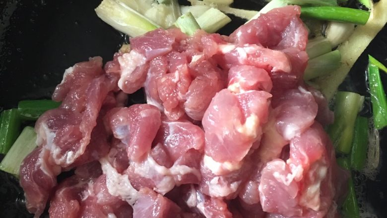 蒜苔炒肉,锅底炒香，倒入猪肉，翻炒