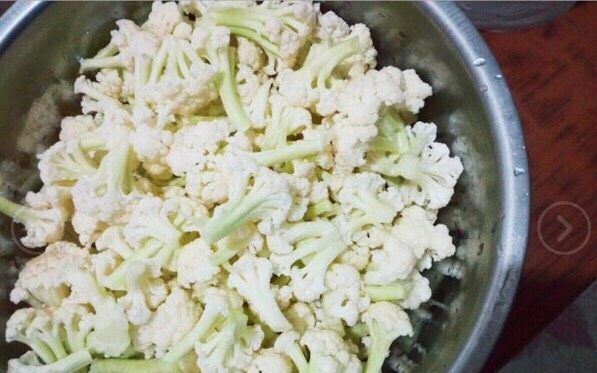 家常花菜,菜花洗净撕成块状(我撕的有点小了,你可以撕的大一点),蒜切碎。