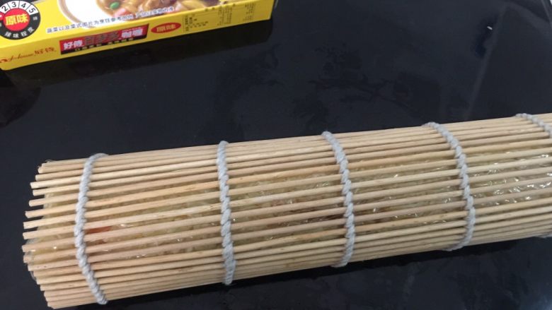 咖喱寿司,卷起后用力捏紧