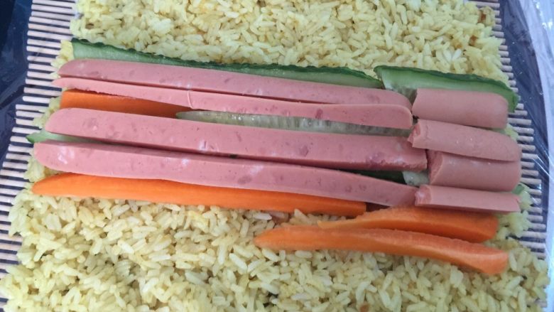 咖喱寿司,再放入胡萝卜、黄瓜和火腿