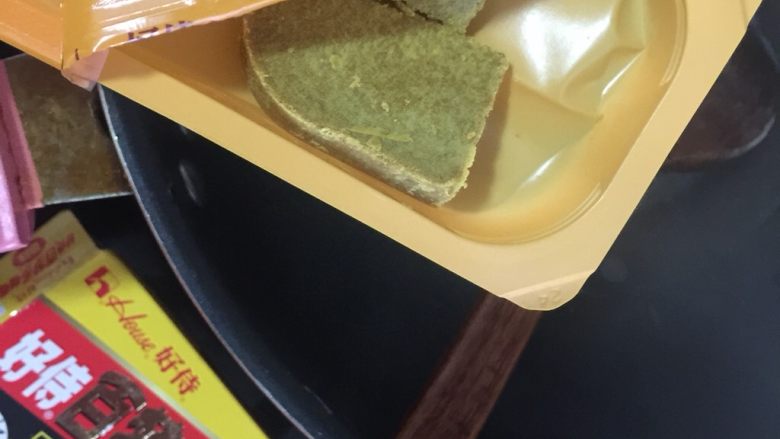 咖喱寿司,锅里放入两块<a style='color:red;display:inline-block;' href='/shicai/ 693'>咖喱</a>块