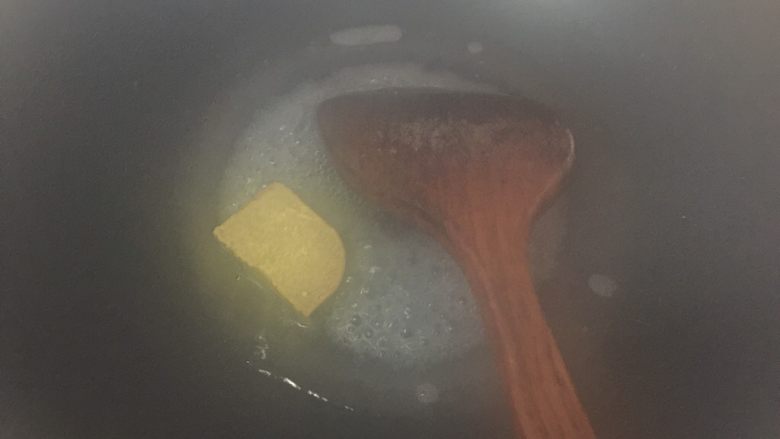 咖喱寿司,加入适量清水煮化开咖喱