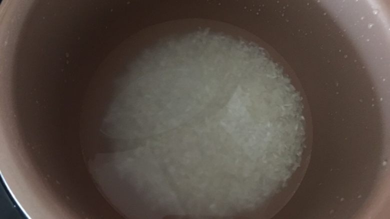 咖喱寿司,米淘洗干净后放入电饭锅中加入适量清水