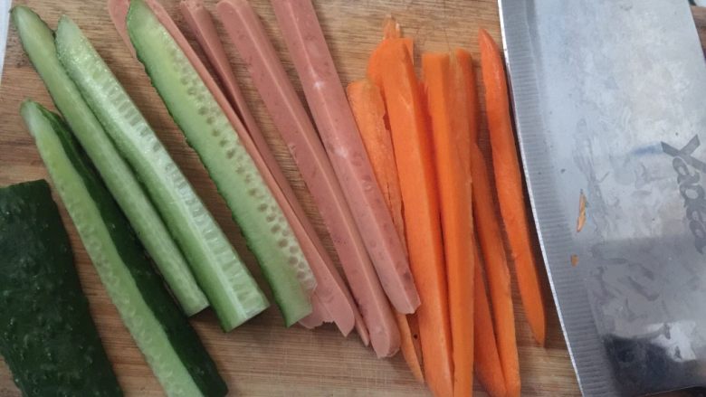 咖喱寿司,<a style='color:red;display:inline-block;' href='/shicai/ 54'>黄瓜</a>、<a style='color:red;display:inline-block;' href='/shicai/ 25'>胡萝卜</a>和<a style='color:red;display:inline-block;' href='/shicai/ 438'>火腿</a>切成长条