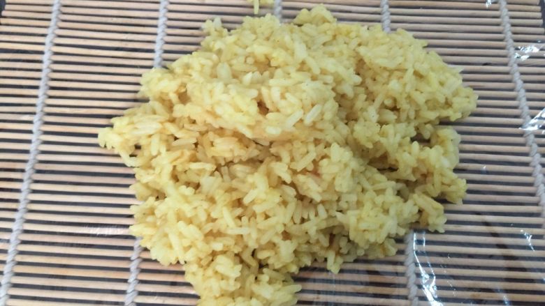 咖喱寿司,寿司垫上铺一张保鲜膜，勺入米饭