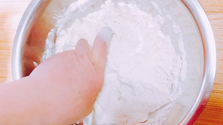 自制披萨,揉面时间大概10-15分钟，感觉面团硬度跟耳垂一样的手感就可以了。（时间不宜太长避免产生筋性）