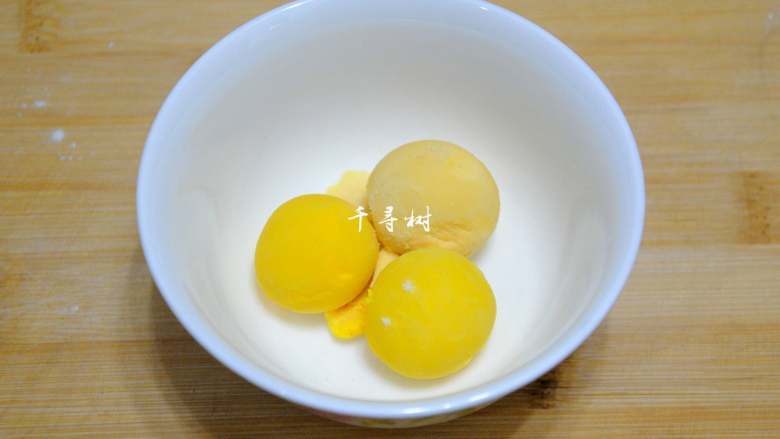 酥香玛格丽特饼干 减糖版才更适合宝宝口味,鸡蛋煮熟后取出蛋黄,柴鸡蛋比较小,三个蛋黄才45克。