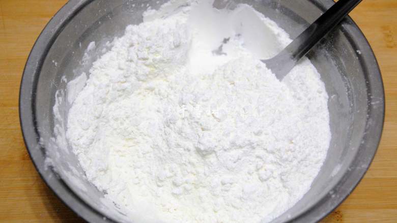 酥香玛格丽特饼干 减糖版才更适合宝宝口味,将低粉、淀粉和奶粉大致混合一下。