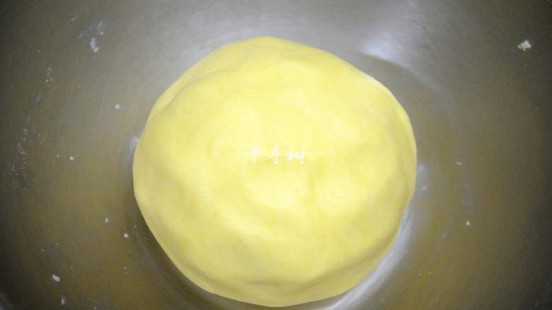 酥香玛格丽特饼干 减糖版才更适合宝宝口味,把成团后的面团用保鲜膜包裹起来放置一边静置10分钟,如果是天气热的时候可以进冰箱冷藏30-60分钟,目的是为了让面团稍硬一些,在后边用指头压的时候能够出现漂亮的裂纹;天气冷的时候不必进冰箱冷藏了。这个时候可以开烤箱160度预热。