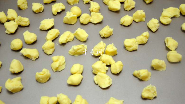 酥香玛格丽特饼干 减糖版才更适合宝宝口味,分成小剂子,每个5克,这个大小比较合适。