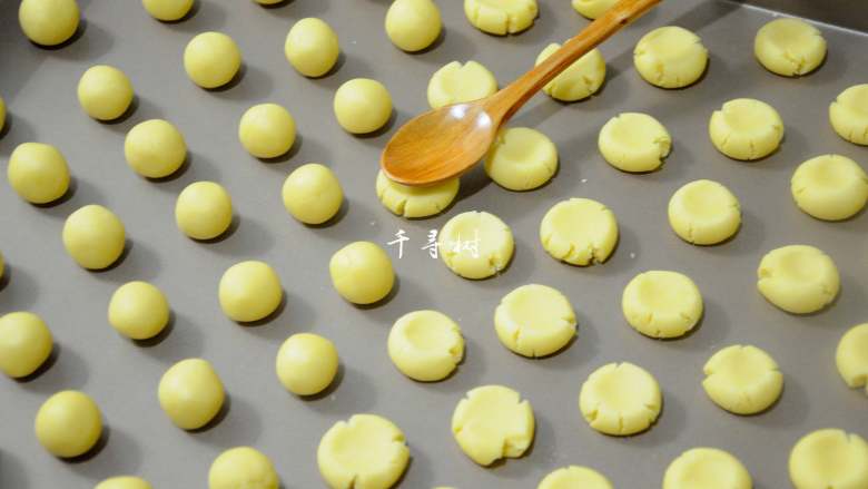 酥香玛格丽特饼干 减糖版才更适合宝宝口味,用手指或者是用一个小勺把球球挨个压扁,压扁的过程中会有漂亮的裂纹出现,这是玛格丽特的最明显的标志。