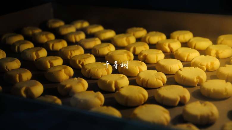 酥香玛格丽特饼干 减糖版才更适合宝宝口味,工具简单、材料简单、操作简单、外观简单味道却是香酥可口的的玛格丽特饼干做好了!