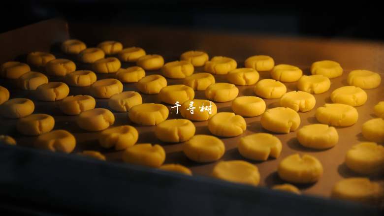 酥香玛格丽特饼干 减糖版才更适合宝宝口味,待到饼干的边缘稍微变色就可以出炉了。