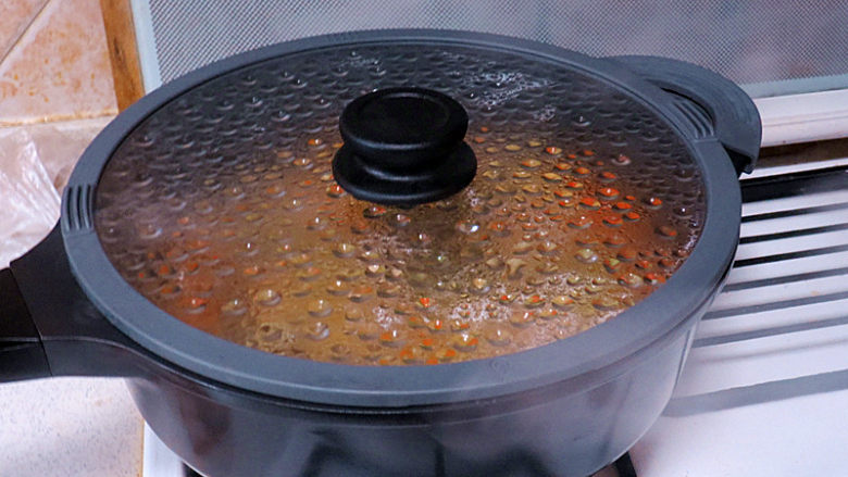 浓郁味香的【培根奶油炖菜】,加入盖过食材的水,大火煮开,盖锅盖中火继续煮10-15分钟