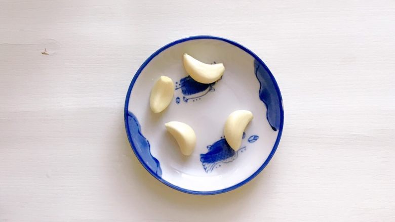 水果遇见鸡,大蒜剥皮。