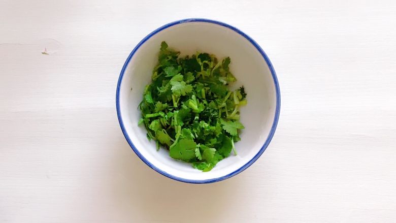 水果遇见鸡,<a style='color:red;display:inline-block;' href='/shicai/ 131'>香菜</a>切碎。