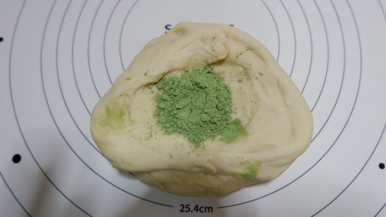 卡通面包—青蛙凯蒂挤挤包(一次发酵),留出的大面团加入3g麦青粉,将麦青粉完全揉进面团,手指可以间接性的沾水揉进去在沾水