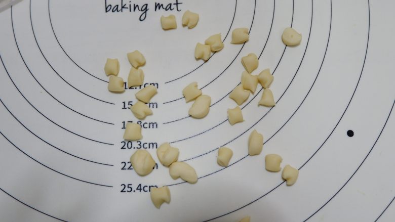 卡通面包—青蛙凯蒂挤挤包(一次发酵),用切面刀切出36个小剂子。每个0.5g