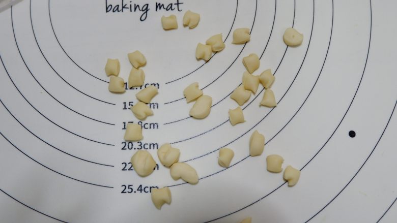 卡通面包—青蛙凯蒂挤挤包（一次发酵）,用切面刀切出36个小剂子。每个0.5g