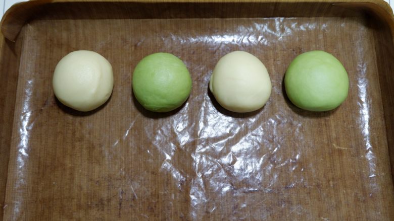 卡通面包—青蛙凯蒂挤挤包(一次发酵),分好的两份面团,像图中这样颜色交叉的摆入烤盘
