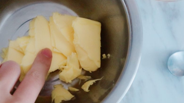 花生饼干条(花生酱版),取需要的量的黄油,室温软化到手指可以轻松按动