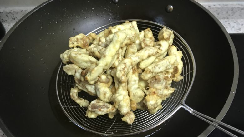 糖醋里脊,炸至淡黄色,捞出控油