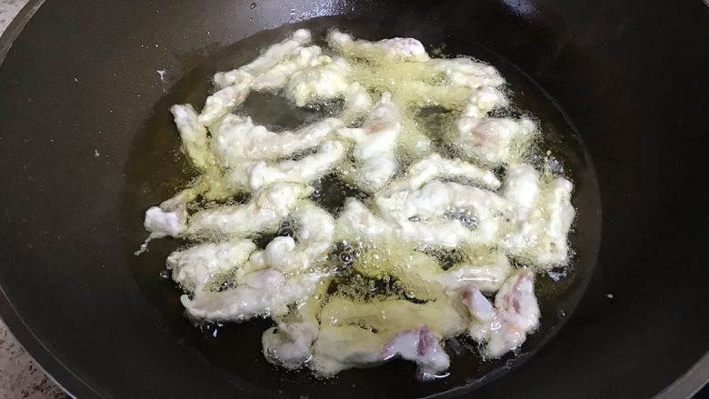 糖醋里脊,锅热,倒入半锅油,五分热时,下里脊肉条