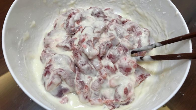 糖醋里脊,放入切好的里脊肉条,搅拌至里脊肉条均匀的裹上蛋清液