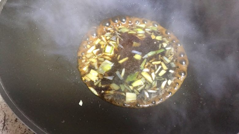 糖醋里脊,倒入料汁,煮至汤汁粘稠