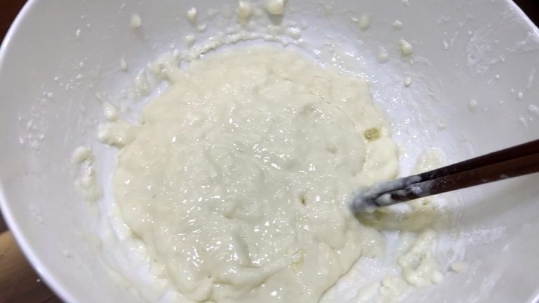 糖醋里脊,搅匀的蛋清液