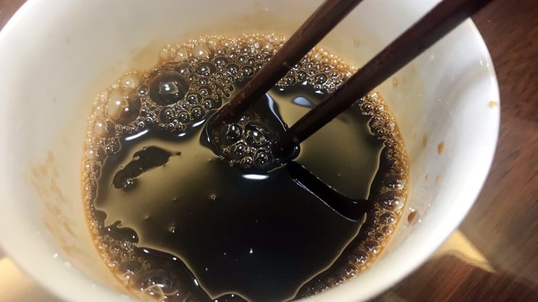 糖醋里脊,料汁全部倒入碗中,调好备用